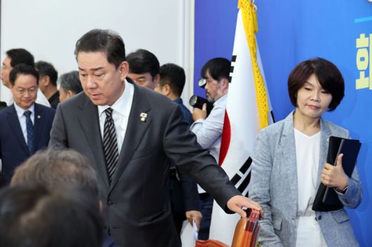 더불어민주당 김병기 원내대표와 한정애 정책위의장이 11일 국회에서 열린 정책조정회의에 참석하고 있다. 사진=서동일 기자