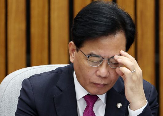 송언석 국민의힘 원내대표가 11일 오전 서울 여의도 국회에서 열린 검찰해체와 인민재판부설치에 관한 청문회에서 안경을 고쳐 쓰고 있다. /사진=뉴시스