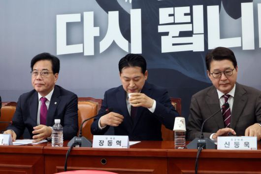 국민의힘 장동혁 대표가 11일 서울 여의도 국회에서 열린 최고위원회의에 앞서 물을 마시고 있다. 사진=박범준 기자