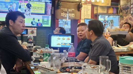 지난 5일 더불어민주당 이훈기 의원이 자담치킨 인천예술회관점을 찾아 프랜차이즈 본사와 가맹점 간 상생을 이야기하는 모습. /사진=이훈기 의원 페이스북