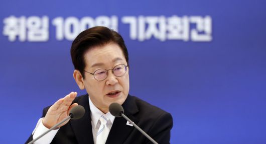 취임 100일 기자회견, 답변하는 이재명 대통령 (서울=연합뉴스) 김도훈 기자 = 이재명 대통령이 11일 청와대 영빈관에서 열린 취임 100일 기자회견 '회복을 위한 100일, 미래를 위한 성장'에서 답변하고 있다. 2025.9.11 superdoo82@yna.co.kr (끝)