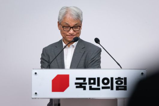 여상원 국민의힘 중앙윤리위원회 위원장이 11일 서울 여의도 당사에서 윤리위원회 회의 후 기자회견을 하고 있다. 윤리위는 이날 회의에서 지난 대통령 선거 과정에서 대선후보 교체 시도와 관련, 권영세 의원과 이양수 의원에 대한 당무감사위원회의 '당원권 정지 3년' 중징계 요구에 대해 징계하지 않기로 결정했다. 뉴스1