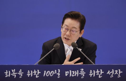 이재명 대통령이 11일 청와대 영빈관에서 열린 취임 100일 기자회견에서 취재진 질문에 답변하고 있다. 대통령실통신사진기자단