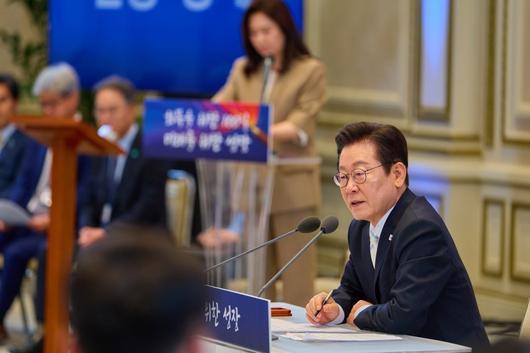 이재명 대통령이 11일 청와대 영빈관에서 '회복을 위한 100일, 미래를 위한 성장'을 주제로 열린 취임 100일 기자회견에서 기자들의 질문에 답변하고 있다. 대통령실 제공./사진=뉴스1