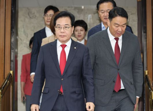 국민의힘 송언석 원내대표가 12일 서울 여의도 국회에서 열린 원내대책회의에 참석하고 있다. 연합뉴스