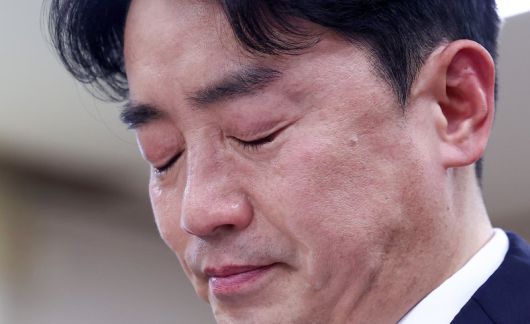 강훈식 대통령 비서실장이 12일 인천 시내 한 장례식장에 마련된 故이재석 경사의 빈소를 찾아 이재명 대통령의 조전을 대독하고 있다. 사진=뉴스1