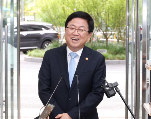 최교진 사회부총리 겸 교육부 장관이 12일 오전 세종시 정부세종청사에 출근하며 인사말을 하고 있다. 교육부 제공