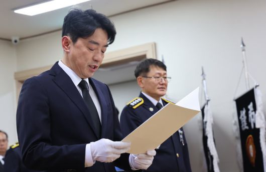 강훈식 대통령비서실장 12일 인천 동구의 한 장례식장에 마련된 해양경찰관 고(故) 이재석 경사 빈소를 찾아 이재명 대통령의 조전을 대독하고 있다. 연합뉴스