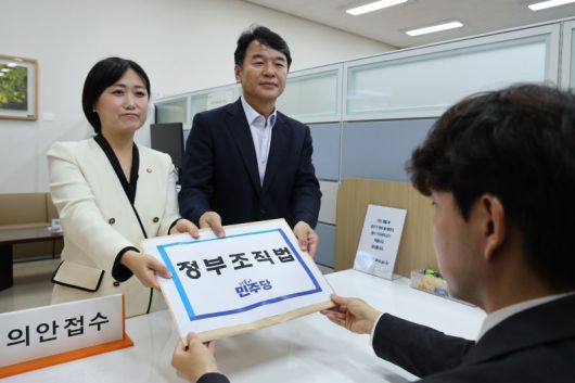 문진석 더불어민주당 원내운영수석부대표와 백승아 원내대변인이 12일 오전 서울 여의도 국회 의안과에 정부조직법 개정안을 제출하고 있다. 뉴스1