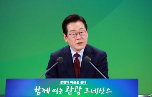 이재명 대통령이 12일 강원도 춘천시 강원창작개발센터에서 열린 지역 토론회 '강원의 마음을 듣다' 타운홀 미팅에서 발언하고 있다. 대통령실통신사진기자단
