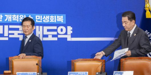 더불어민주당 정청래 대표와 김병기 원내대표가 12일 국회에서 열린 최고위원회의에 입장하고 있다. 연합뉴스