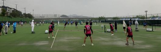 제20회 시·도 친선 체육대회 종목중 하나인 족구대회에 참가한 서울팀(앞쪽)이 13일 비 내리는 안동 낙동강수변공원에서 경기를 치르고 있다. 독자 제공                                    제20회 시·도 친선 체육대회 종목중 하나인 족구대회가 12~13일 안동 낙동강수변공원에 개최됐다. 대회 운영본부 모습. 독자 제공