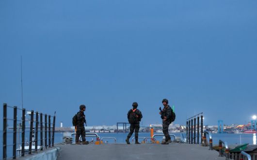해병대원들이 인천 옹진군 대연평도에서 해안 경계 작전을 하고 있다. 뉴시스
