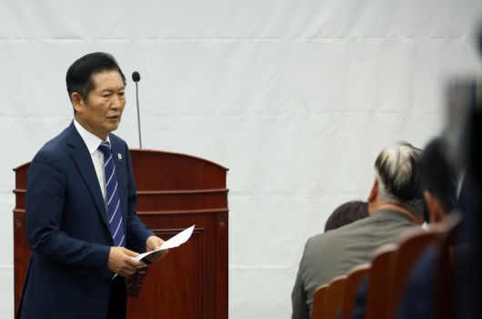 더불어민주당 정청래 대표 등 의원들이 11일 서울 여의도 국회에서 열린 비공개 정책의원총회에서 시작 전 분주한 모습을 보이고 있다. 뉴시스