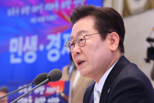 이재명 대통령이 11일 청와대 영빈관에서 열린 취임 100일 기자회견 '회복을 위한 100일, 미래를 위한 성장'에서 취재진 질문에 답하고 있다. 대통령실통신사진기자단