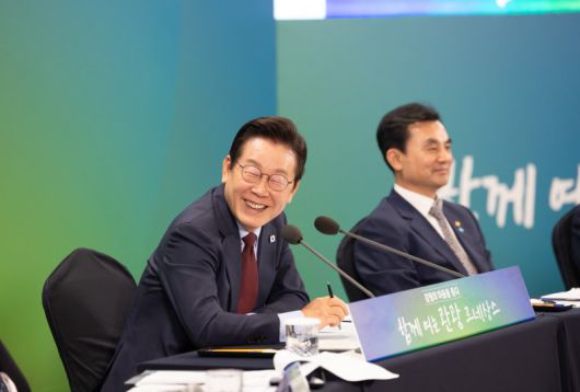 이재명 대통령이 12일 강원 춘천시 강원창작개발센터에서 열린 '강원의 마음을 듣다' 타운홀 미팅에서 발언하고 있다. 뉴스1