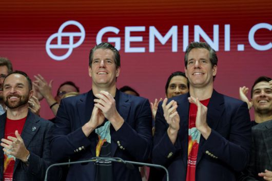 암호화폐 거래소 제미나이 공동창업자인 쌍둥이 형제 타일러 윙클보스와 캐머런 윙클보스가 12일(현지시간) 미국 뉴욕 나스닥 시장에서 제마나이 첫 거래 기념식에 참석해 박수를 치고 있다. 로이터 연합