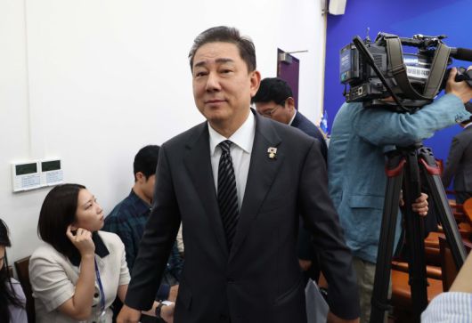 [서울=뉴시스] 조성봉 기자 = 김병기 더불어민주당 원내대표가 11일 오전 서울 여의도 국회에서 정책조정회의를 마치고 자리를 떠나고 있다. 2025.09.11. suncho2newsis.com /사진=뉴시스