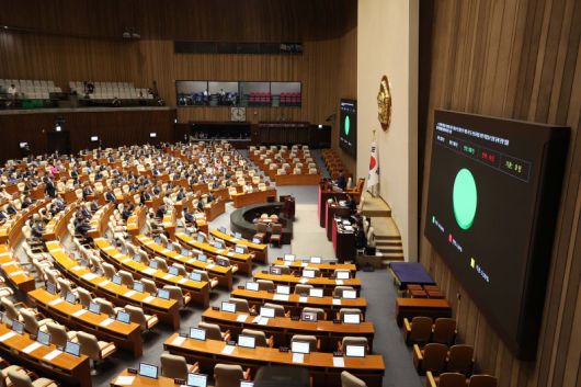 지난 11일 오후 서울 여의도 국회에서 열린 제249회국회(정기회) 제4차 본회의에서 김건희와 명태균 건진법사 관련 국정농단 및 불법선거 개입 사건등 진상규명을 위한 특별검사 임명 등에 관한벌률 일부개정법률안 수정안이 재적298인, 재석 168인으로 통과되고 있다. 뉴시스