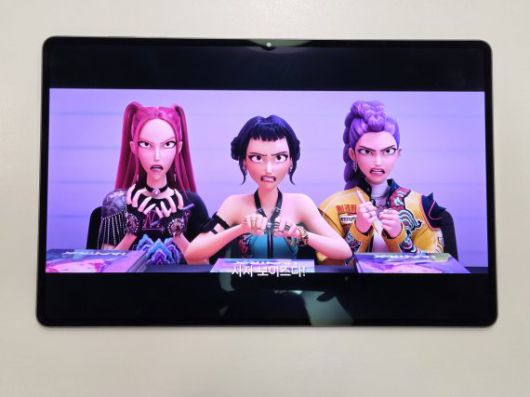 갤럭시 탭 S11 울트라로 넷플릭스 '케이팝 데몬 헌터스'를 보는 모습. 사진=구자윤 기자