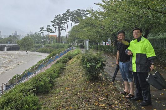 지난해 여름철 집중호우 기간, 부산 기장군 정관신도시 방곡지구 일대 좌광천을 찾은 정종복 기장군수(오른쪽)가 침수 우려 상황을 살피고 있는 모습. 부산 기장군 제공