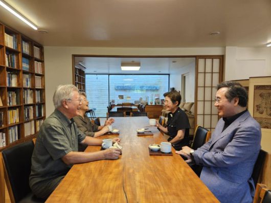 12일 경남 양산 평산마을에서 문재인 전 대통령 부부와 이낙연 전 국무총리 부부가 환담을 나누는 모습. /사진=이낙연 새미래민주당 상임고문 페이스북 캡처