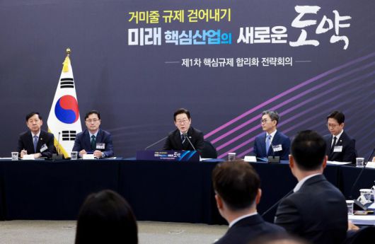 이재명 대통령이 15일 서울 성북구 한국과학기술연구원(KIST)에서 열린 제1차 핵심규제 합리화 전략회의에서 발언하고 있다. 대통령실통신사진기자단