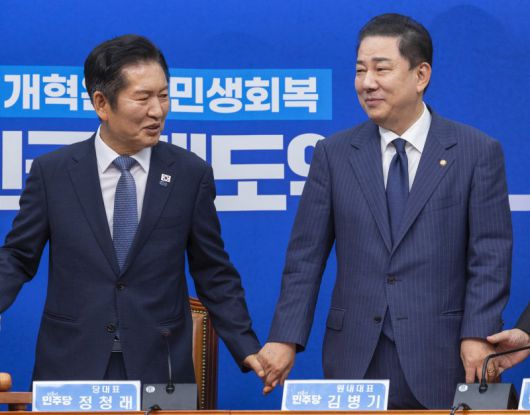 정청래 더불어민주당 대표와 김병기 원내대표를 비롯한 최고위원들이 15일 국회에서 열린 최고위원회의에 입장해 서로 손을 잡고 있다. 연합뉴스