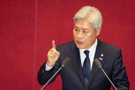 서왕진 조국혁신당 원내대표가 15일 서울 여의도 국회에서 열린 제429회 국회(정기회) 제2차 본회의에서 비교섭단체 대표 발언을 하고 있다. 뉴스1