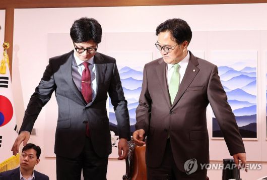 우원식 국회의장이 25일 오전 국회에서 예방한 국민의힘 한동훈 대표(왼쪽)와 인사한 뒤 착석하고 있다. 2024.7.25 /사진=연합뉴스