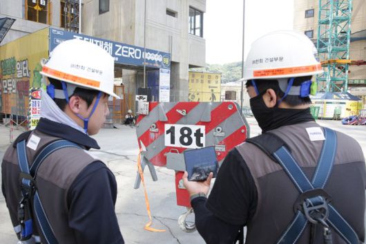 한화 건설부문이 스마트 안전진단 장비와 연계된 모니터링 대시보드를 통해 와이어로프 상태를 확인하고 있다. 한화 건설부문 제공