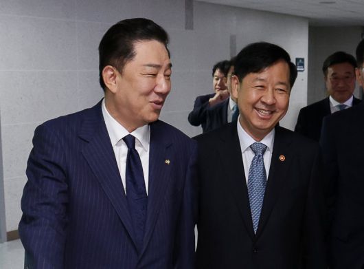 김병기 더불어민주당 원내대표와 구윤철 부총리 겸 기획재정부 장관이 15일 오전 서울 여의도 국회 의원회관에서 열린 추석 민생안정대책 당정협의에 참석하고 있다. 뉴시스