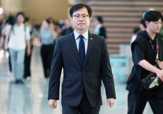 여한구 산업통상자원부 통상교섭본부장이 15일 미국과의 관세 협상 후속 협의를 위해 인천국제공항 제2터미널 출국장으로 향하고 있다. 연합뉴스