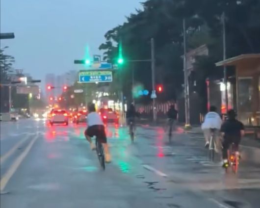 아산 배방읍 일대에서 초등·중학생으로 추정되는 '자전거 부대'가 무리를 지어 도로를 점거하며 위험한 주행을 이어가고 있다./사진=온라인 커뮤니티 '보배드림'