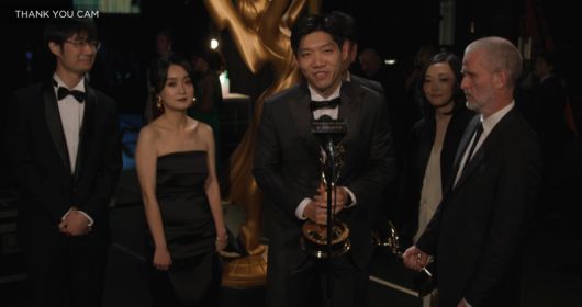 김그륜 모션 그래픽 디자이너(왼쪽 세번째)가 지난해 1월 6일 제 75회 에미상 수상 무대에 올라 발언하고 있다. 에미상 홈페이지 캡처.