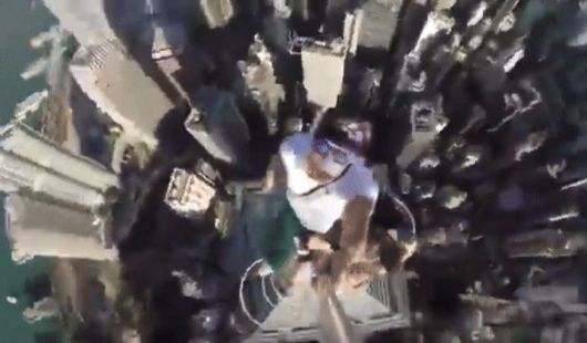 홍콩 센트럴의 마천루에서 한 남성이 셀카봉을 사용해 영상을 찍고 있다. (기사과 직접적 관련없는 자료사진). 뉴시스