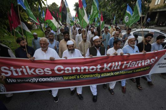 이스라엘이 카타르 도하의 하마스 지도부를 공습한 이튿날인 10일(현지시간) 파키스탄 이슬라마바드에서 시위대가 "공습은 하마스를 없앨 수 없다"라고 쓴 펼침막을 들고 시위하고 있다. AP 뉴시스