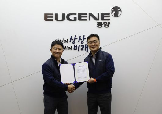 박주형 동양 대표(왼쪽)가 지난 16일 서울 여의도 본사에서 열린 임금협약 위임식에서 김의돈 노조위원장과 악수를 하고 있다. 유진그룹 제공