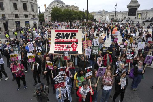 17일(현지시간) 영국 런던에서 도널드 트럼프 미국 대통령의 국빈 방문에 반대하는 '스톱 트럼프 연맹(Stop Trump Coalition)' 시위대가 행진하고 있다.AP뉴시스