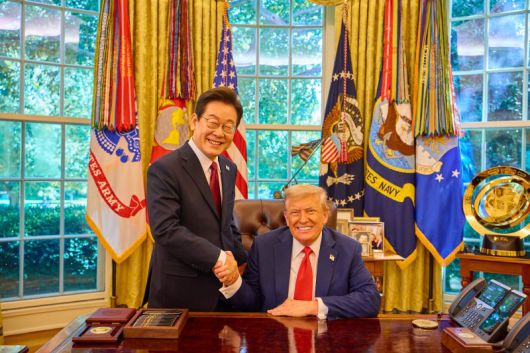 이재명 대통령(왼쪽)이 지난달 25일 미국 워싱턴DC 백악관 오벌오피스에서 열린 한미 정상회담 뒤 도널드 트럼프 미국 대통령과 악수하며 미소짓고 있다.연합뉴스