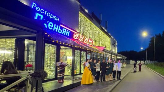 [서울=뉴시스]모스크바에 새로 문을 연 북한 식당 '평양관'의 종업원들이 사진 촬영에 응했다. (출처=얀덱스 맵 리뷰, NK 뉴스에서 재인용) 2025.9.17. /사진=뉴시스