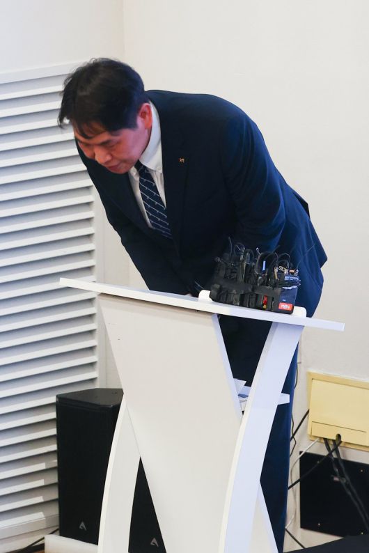 구재형 KT 네트워크부문 네트워크기술본부장이 18일 서울 종로구 KT광화문빌딩에서 열린 KT 소액결제 피해 관련 대응 현황 발표 기자회견에서 허리 숙여 사과하고 있다. 연합뉴스