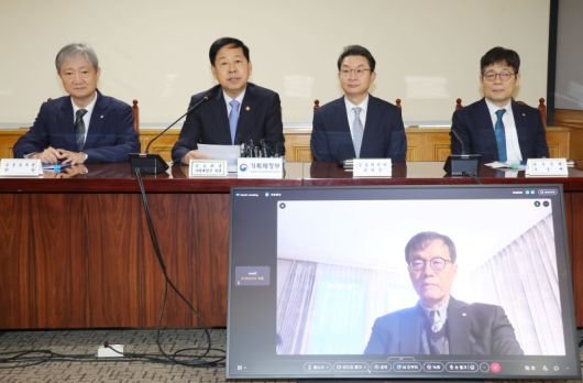 구윤철 경제부총리 겸 기획재정부 장관이 18일 오전 서울 중구 은행회관에서 열린 확대 거시경제금융회의에 참석해 발언하고 있다. 왼쪽부터 이찬진 금융감독원장, 구윤철 부총리, 이억원 금융위원장, 유상대 한국은행 부총재. 국외 출장으로 영상으로 참석한 이창용 한국은행 총재.뉴시스