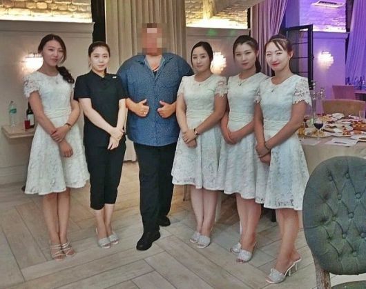 최근 러시아 모스크바에 15년 만에 추가 개점한 북한 식당 ‘평양관’ 종업원과 손님. 얀덱스 맵 리뷰 캡쳐