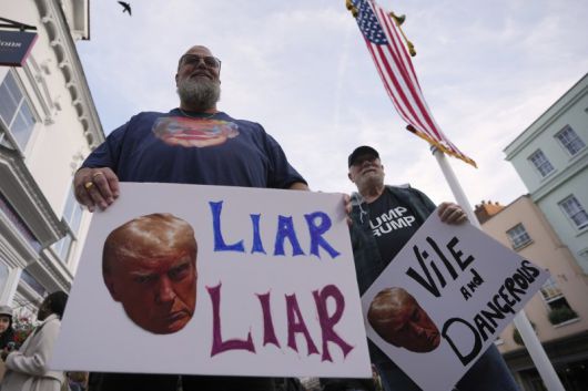 16일(현지시간) 영국 윈저에서 도널드 트럼프 미국 대통령의 방문에 반대하는 시위대가 각종 손팻말을 들고 있다.AP뉴시스