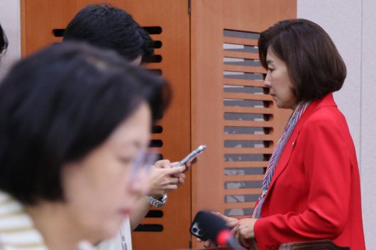 4일 오후 서울 여의도 국회에서 열린 법제사법위원회 전체회의에서 추미애 국민의힘 의원이 자리를 이석하고 있다. 왼쪽은 추미애 위원장. 2025.9.4/뉴스1 ⓒ News1 신웅수 기자 /사진=뉴스1