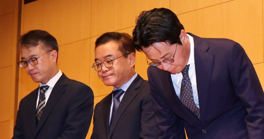 조좌진 롯데카드 대표이사(오른쪽)가 18일 서울 중구 부영태평빌딩 컨벤션홀에서 열린 언론 브리핑에서 롯데카드 대규모 해킹 사고 관련 대국민 사과를 하고 있다. 뉴스1 제공.