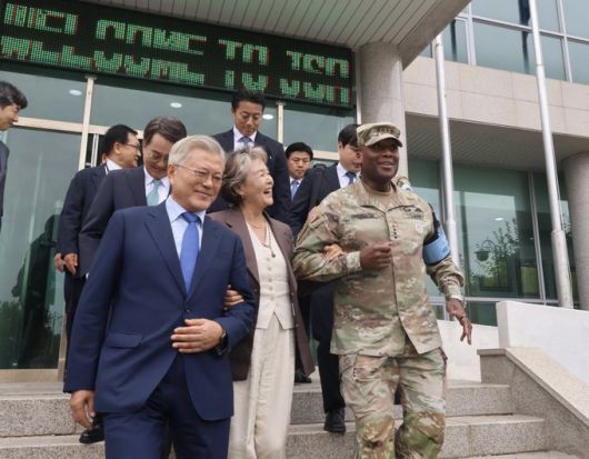 문재인 전 대통령이 9·19 평양공동선언과 남북군사합의 7주년을 맞은 19일 오후 판문점 공동경비구역(JSA)을 방문했다. 사진은 제이비어 브런슨 주한미군사령관 겸 한미연합군사령관 X(옛 트위터) 캡처. /사진=뉴시스