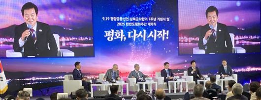 정동영 통일부 장관이 19일 경기 파주 민통선 내 옛 미군기지 캠프그리브스에서 열린 9.19평양공동선언 7주년 기념식에서 발언하고 있다. 왼쪽부터 김연철, 정세현, 이재정 전 통일부 장관, 서훈 전 국가안보실장, 정 장관, 김동연 경기도지사. 사진=김경수 기자                                    문재인 전 대통령이 19일 경기 파주 민통선 내 옛 미군부대에서 김대중 정부, 노무현 정부의 통일 관련 정책자들과 만남을 갖고 있다. 사진=김경수 기자