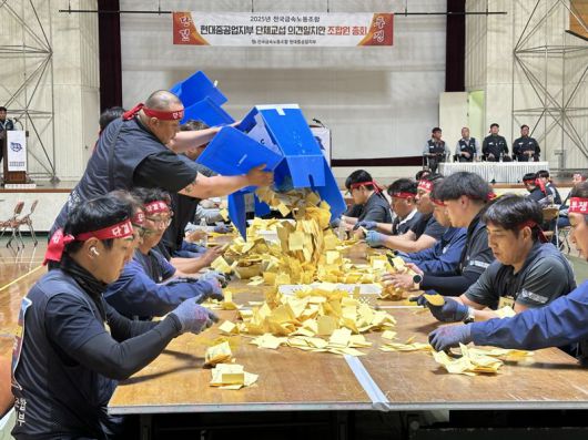 2025년 HD현대중공업 노사 임금협상 2차 잠정합의안에 대한 조합원 찬반 투표가 19일 오전 실시된 데 이어 오후 들어 울산 동구 HD현대중공업 사내 체육관에서 개표 작업이 진행되고 있다. 현대중공업 노동조합 제공